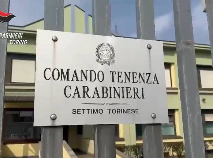 Ordina smartphone online con pagamento in contrassegno per derubare il corriere, ma i carabinieri sventano il furto